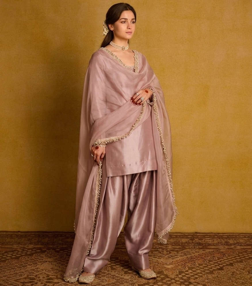 ਪਾਕਿ ਬ੍ਰਾਂਡ ਦੀ ''ਸਸਤੀ ਮਾਰਕੀਟਿੰਗ'' ! ਆਲੀਆ ਭੱਟ ਦੀਆਂ AI ਤਸਵੀਰਾਂ ਲਾ ਕੇ ਵੇਚ ਰਹੇ ਸੂਟ, ਖੜ੍ਹਾ ਹੋਇਆ ਬਖੇੜਾ