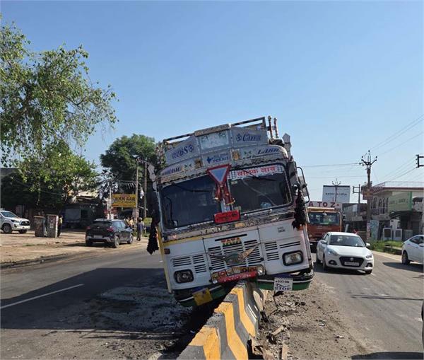 a truck loaded with sand crashed into a divider in jandusingha