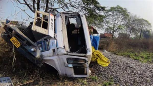 pilgrims  truck  gujarat  accident  police
