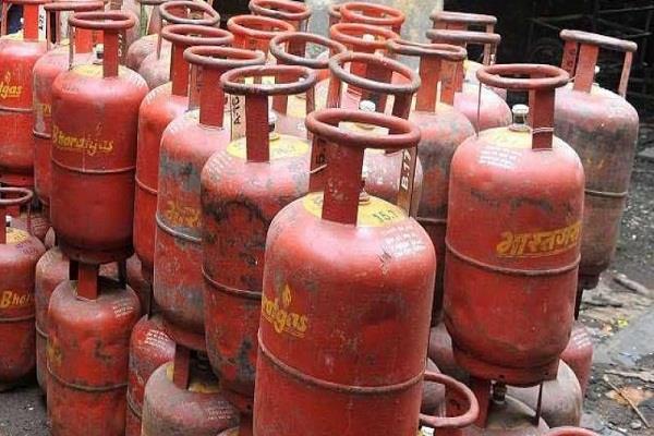 domestic gas cylinders being sold for rs 3500 to 3800