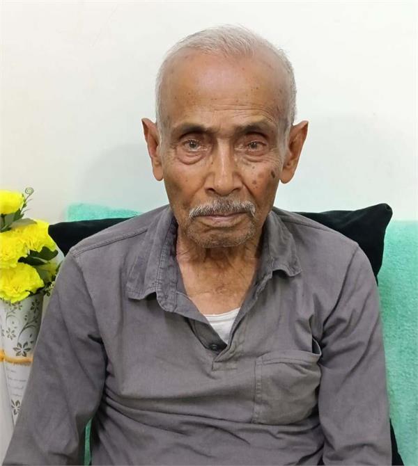 elderly man walking becomes victim of robbers