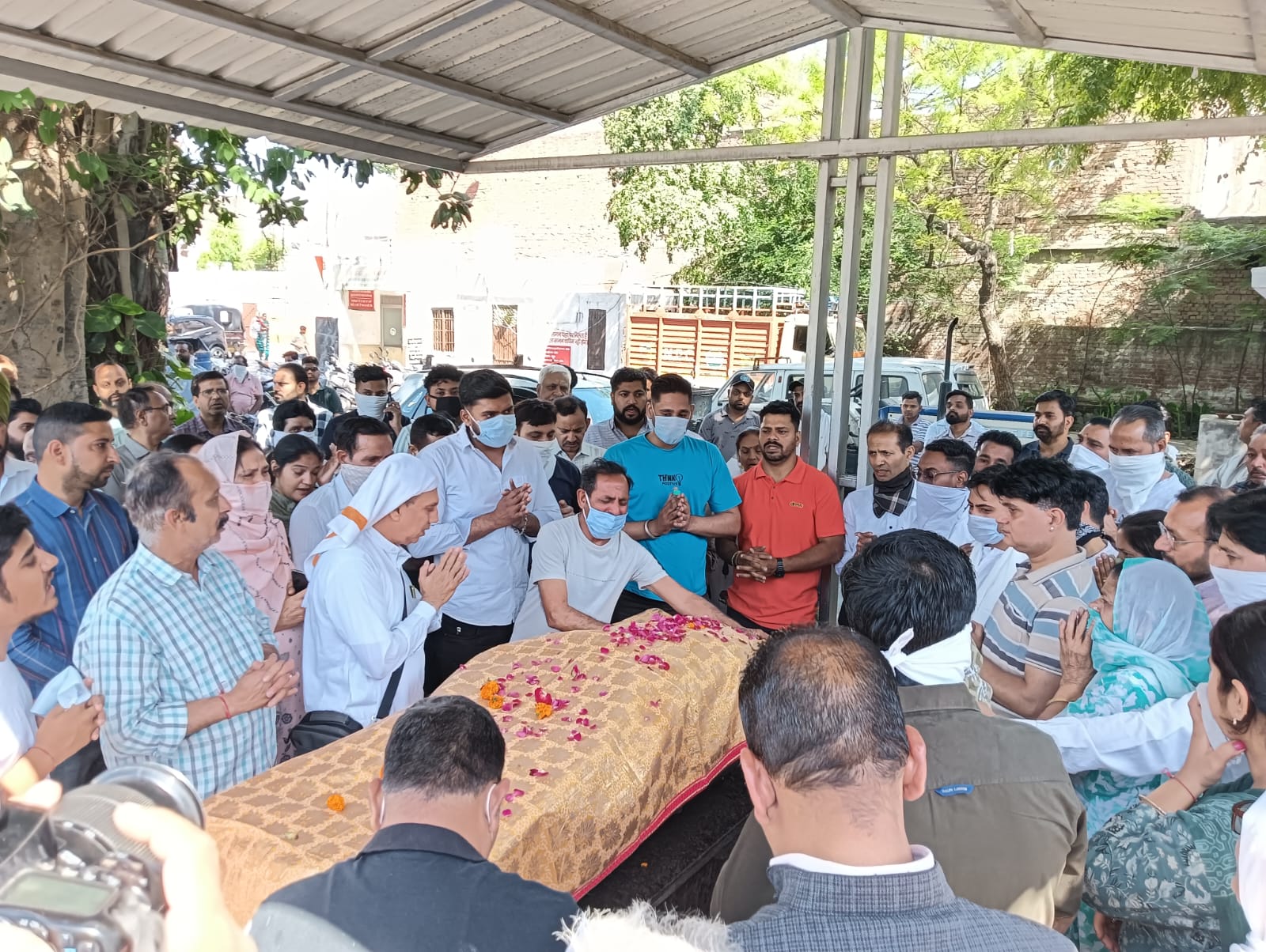 ਪਹਿਲੀ ਵਾਰ ਵ੍ਰਿੰਦਾਵਨ ਗਿਆ ਸੀ ਯਸ਼ ਭੱਲਾ, ਹਾਦਸੇ ''ਚ ਗਈ ਜਾਨ; ਗਮਗੀਨ ਮਾਹੌਲ ''ਚ ਹੋਇਆ ਸਸਕਾਰ