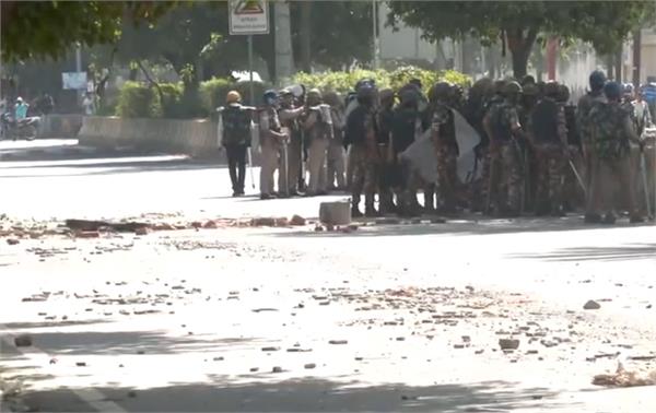 noida violence protesters stone police