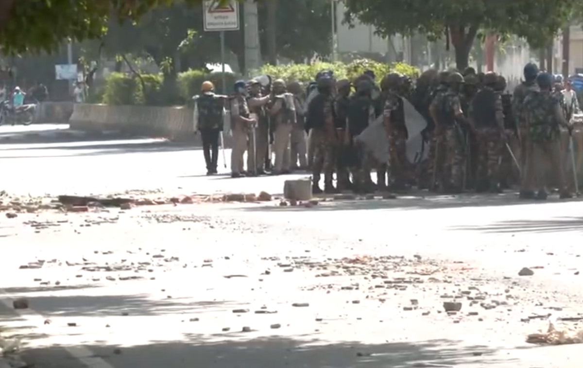 ਨੋਇਡਾ ''ਚ ਮੁੜ ਭੜਕੀ ਹਿੰਸਾ : ਸੈਕਟਰ-80 ''ਚ ਪ੍ਰਦਰਸ਼ਨਕਾਰੀਆਂ ਵੱਲੋਂ ਪਥਰਾਅ, ਭਾਰੀ ਪੁਲਸ ਬਲ ਕੀਤੀ ਤਾਇਨਾਤ