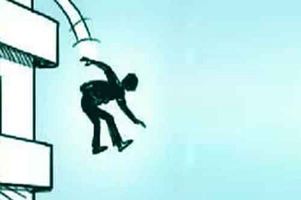 ਦਿਨ-ਦਿਹਾੜੇ ਵਿਦਿਆਰਥਣ ਨਾਲ ਲੁੱਟ ਦੀ ਕੋਸ਼ਿਸ਼, ਲੁਟੇਰਿਆਂ ਨੇ ਦੂਜੀ ਮੰਜ਼ਿਲ ਤੋਂ ਮਾਰ ’ਤੀ ਛਾਲ