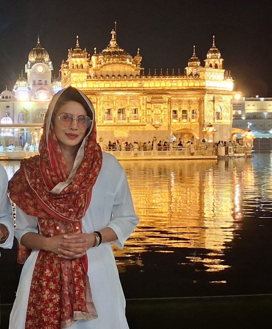 ਸੱਚਖੰਡ ਸ੍ਰੀ ਹਰਿਮੰਦਰ ਸਾਹਿਬ ਵਿਖੇ ਬਾਲੀਵੁੱਡ ਅਦਾਕਾਰਾ ਪ੍ਰਿਅੰਕਾ ਚੋਪੜਾ ਨਤਮਸਤਕ