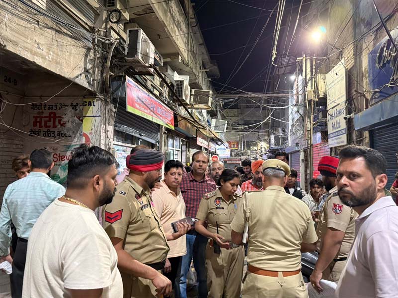 ਜਲੰਧਰ ਦੇ ਭੀੜ-ਭੜੱਕੇ ਵਾਲੇ ਬਾਜ਼ਾਰ ''ਚ ਪਈਆਂ ਭਾਜੜਾਂ! ਚੱਲੀਆਂ ਤਲਵਾਰਾਂ, ਮੈਡੀਕਲ ਸਟੋਰ ਮਾਲਕ ''ਤੇ ਹਮਲਾ