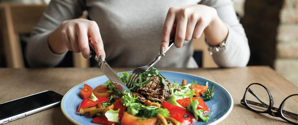 ਕਿਤੇ ਗਲਤ ਖਾਣ-ਪੀਣ ਤਾਂ ਨਹੀਂ ਖੋਹ ਰਿਹਾ ਤੁਹਾਡੇ ਚਿਹਰੇ ਦਾ ਨੂਰ? ਜਾਣੋ ਚਮਕਦਾਰ ਚਮੜੀ ਦਾ ਅਸਲੀ ਰਾਜ਼