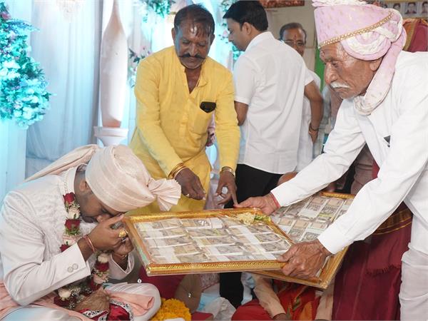 engagement  rs 25 lakh  cash  15 tolas gold