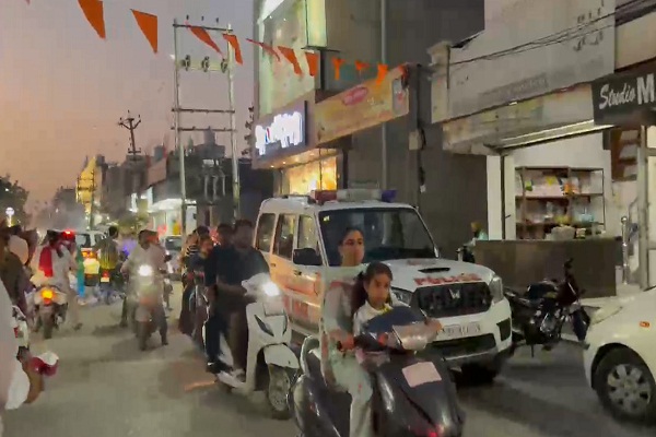 ''ਗੱਡੀ ਸਟਾਰਟ, ਵਿੱਚ ਬੈਠੇ ਸੀ ਬੱਚੇ ਫਿਰ ਵੀ...'', ਪੁਲਸ ਦੇ ਚਲਾਨ ਕੱਟਣ ''ਤੇ ਭੜਕ ਗਿਆ ਬੰਦਾ