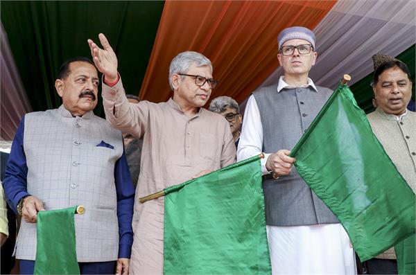 ashwini vaishnaw jammu and kashmir vande bharat green flag