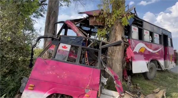 painful accident in punjab  out of control mini bus hits a tree  girl dies
