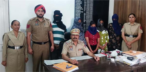 five accused including four women arrested for looting money through fraud