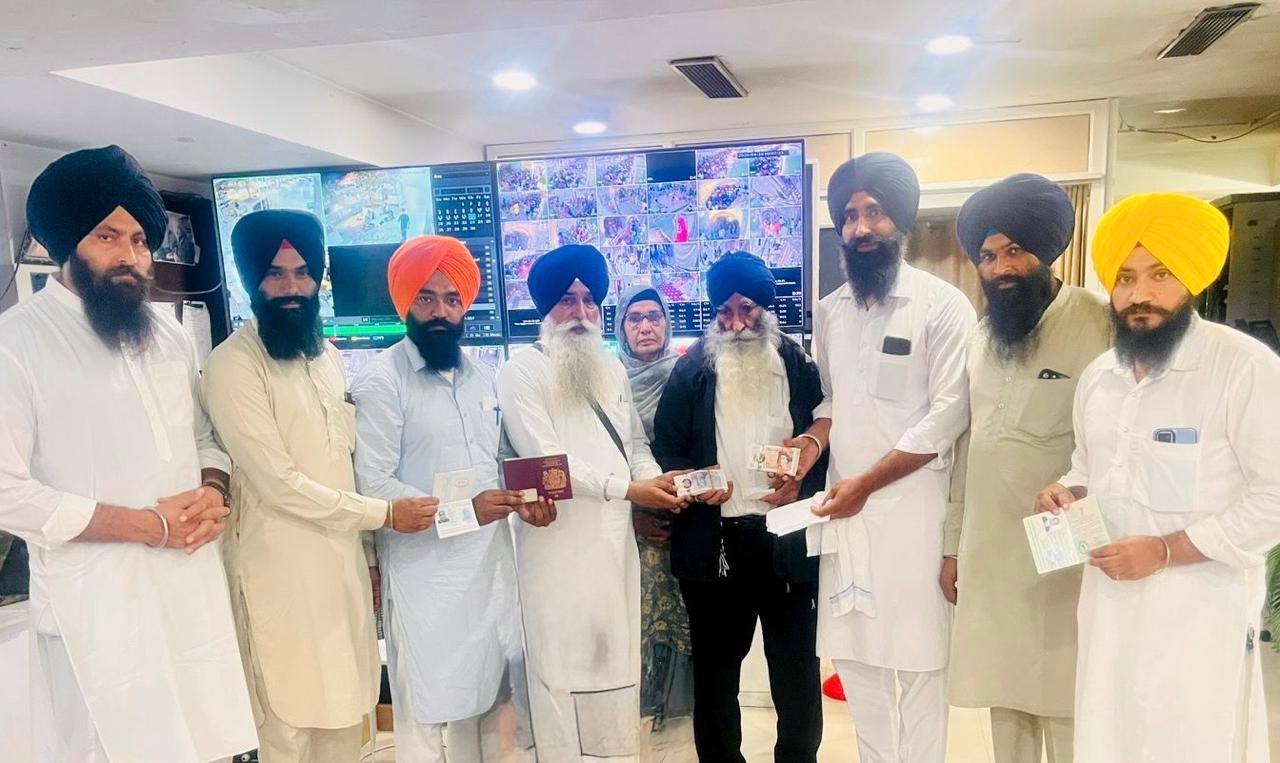 ਸ੍ਰੀ ਹਰਿਮੰਦਰ ਸਾਹਿਬ ਵਿਚ ਬੰਦਾ ਭੁੱਲ ਗਿਆ ਪੌਂਡਾਂ ਨਾਲ ਭਰਿਆ ਬੈਗ, ਫਿਰ ਸੇਵਾਦਾਰ ਨੇ ਇੰਝ ਵਿਖਾਈ ਇਮਾਨਦਾਰੀ