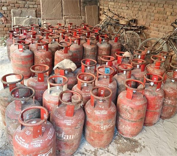 delhi police  lpg cylinder  seized  arrested