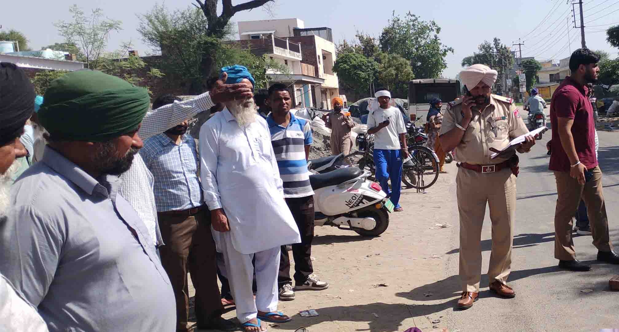 ਸੁਵਿਧਾ ਕੇਂਦਰ ਤੋਂ ਪਰਤ ਰਹੇ ਨੂੰਹ-ਸਹੁਰੇ ਨਾਲ ਵਾਪਰਿਆ ਹਾਦਸਾ! 2 ਬੱਚੀਆਂ ਸਿਰੋਂ ਉੱਠਿਆ ਮਾਂ ਦਾ ਸਾਇਆ