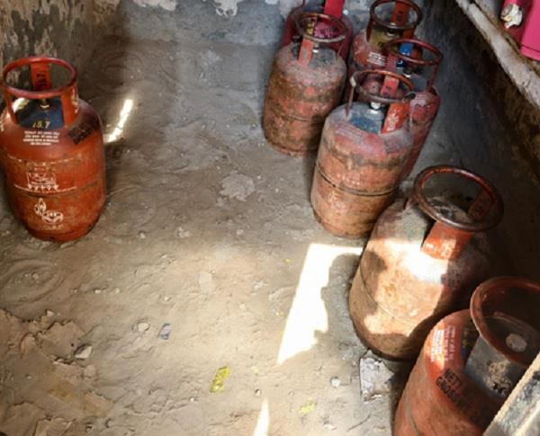 delhi police  lpg  cylinder seized  accused arrested