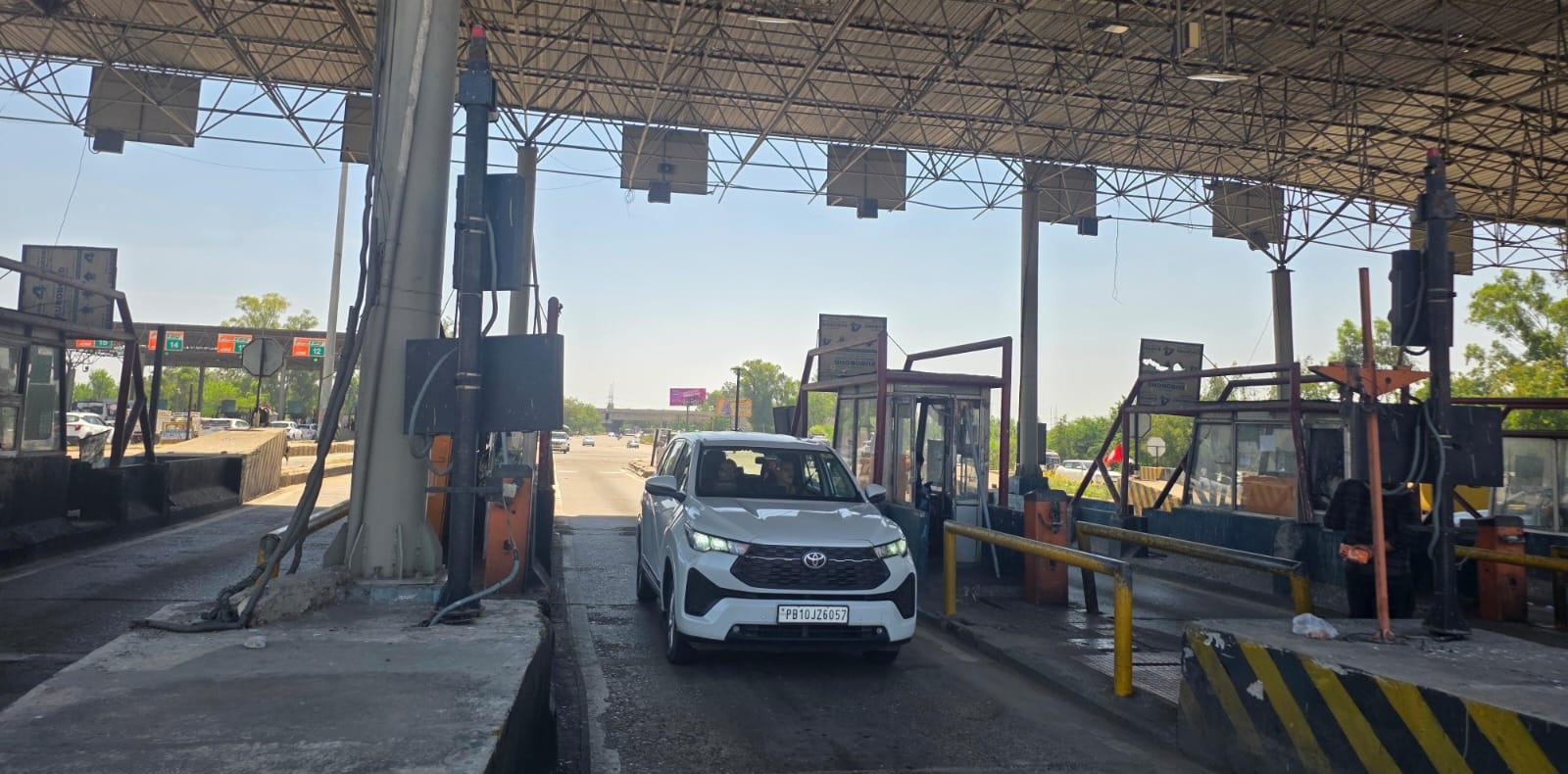 ਲਾਡੋਵਾਲ ਟੋਲ ਪਲਾਜ਼ਾ ''ਤੇ ਮੁਲਾਜ਼ਮਾਂ ਦਾ ਧਰਨਾ, ਮੁਫ਼ਤ ''ਚ ਲੰਘ ਰਹੀਆਂ ਗੱਡੀਆਂ