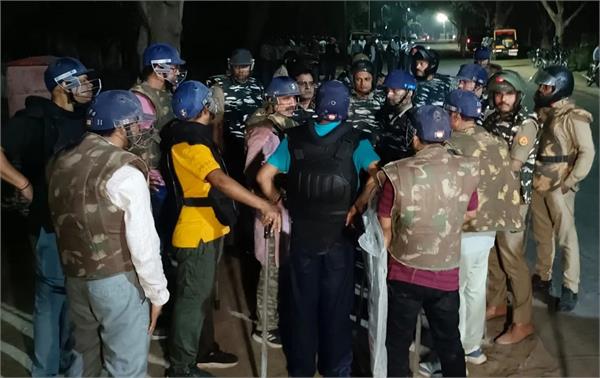 bhu violence stone pelting students