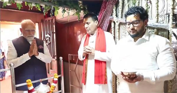 pm modi bows down at the feet of maa kali