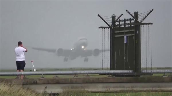 amsterdam airport kuwait airways plane