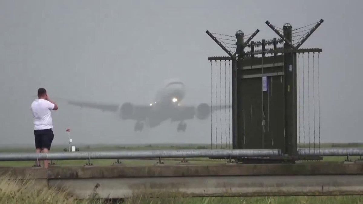 ਐਮਸਟਰਡਮ ਹਵਾਈ ਅੱਡੇ 'ਤੇ ਵੱਡਾ ਹਾਦਸਾ ਟਲਿਆ; ਕੁਵੈਤ ਏਅਰਵੇਜ਼ ਦਾ ਜਹਾਜ਼ ਲੈਂਡਿੰਗ ਦੌਰਾਨ ਹੋਇਆ ਅਸੰਤੁਲਿਤ