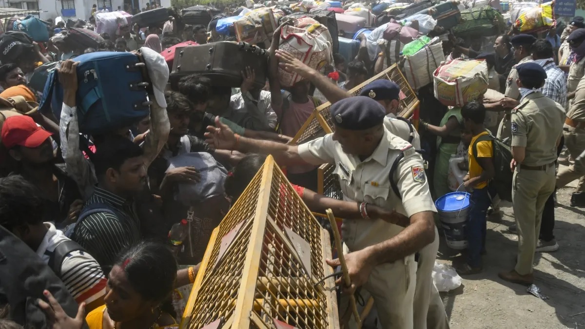 "ਵੋਟ ਨਹੀਂ ਪਾਈ ਤਾਂ ਵੋਟਰ ਲਿਸਟ ''ਚੋਂ ਕੱਟਿਆ ਜਾਵੇਗਾ ਨਾਂ"; ਅਫਵਾਹਾਂ ਕਾਰਨ ਬੰਗਾਲ ਪਰਤ ਰਹੇ ਲੱਖਾਂ ਮਜ਼ਦੂਰ