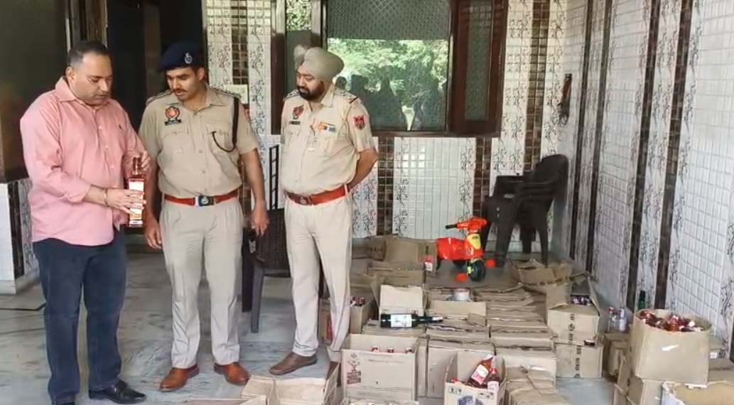 ਜਲੰਧਰ ''ਚ ਐਕਸਾਈਜ਼ ਵਿਭਾਗ ਦੀ ਵੱਡੀ ਕਾਰਵਾਈ, ਰਾਜੂ ਚੌਹਾਨ ਦੇ ਘਰ ਰੇਡ ਕਰਕੇ 50 ਤੋਂ ਵਧੇਰੇ ਪੇਟੀਆਂ ਸ਼ਰਾਬ ਫੜ੍ਹੀ