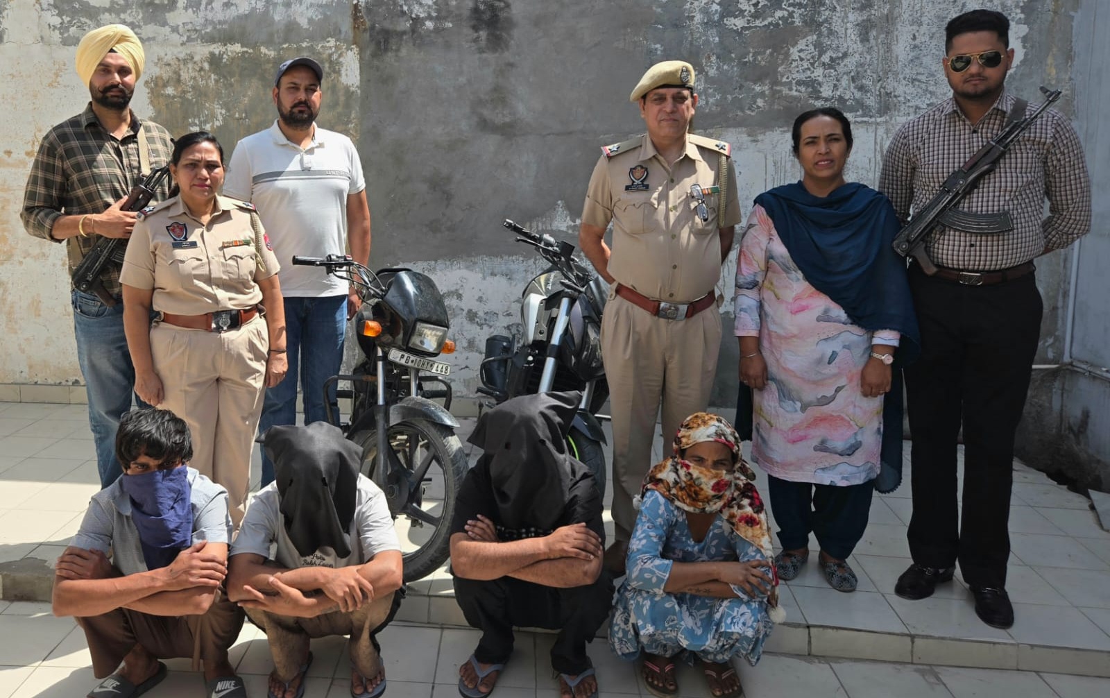 ਲੁੱਟਾਂ-ਖੋਹਾਂ ਕਰਨ ਵਾਲਾ ਗਿਰੋਹ ਬੇਨਕਾਬ, 4 ਮੁਲਜ਼ਮ ਚੜ੍ਹੇ ਪੁਲਸ ਅੜਿੱਕੇ, Gold Chain ਤੇ ਮੋਟਰਸਾਈਕਲ ਬਰਾਮਦ