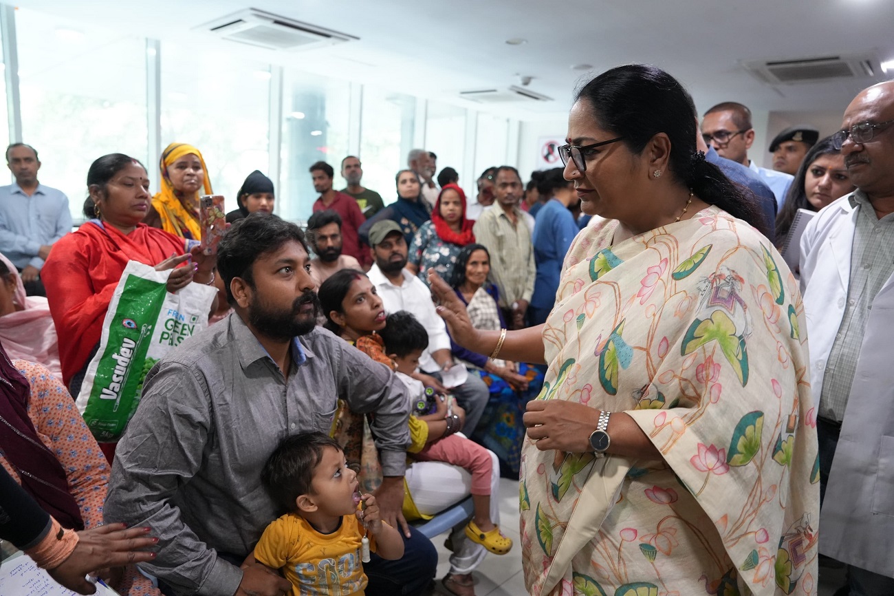 CM ਰੇਖਾ ਗੁਪਤਾ ਦਾ ਹਸਪਤਾਲ ''ਚ ਅਚਨਚੇਤ ਛਾਪਾ, ਭਿਆਨਕ ਗਰਮੀ ਨੂੰ ਲੈ ਕੇ ਦਿੱਤੇ ਸਖ਼ਤ ਨਿਰਦੇਸ਼