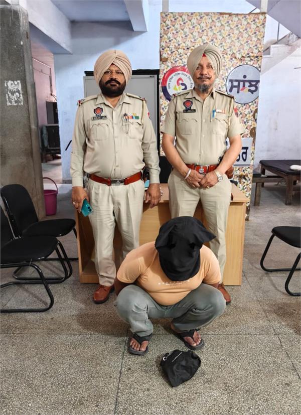 gurdaspur police arrest man with one kg of opium