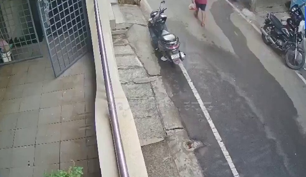 ਬੈਂਗਲੁਰੂ ''ਚ ਦਿਲ ਕੰਬਾਊ ਹਾਦਸਾ: ਖੇਡਦੇ-ਖੇਡਦੇ ਤੀਜੀ ਮੰਜ਼ਿਲ ਤੋਂ ਡਿੱਗੀ ਡੇਢ ਸਾਲਾ ਬੱਚੀ, ਮਾਂ ਹੋਈ ਬੇਹੋਸ਼