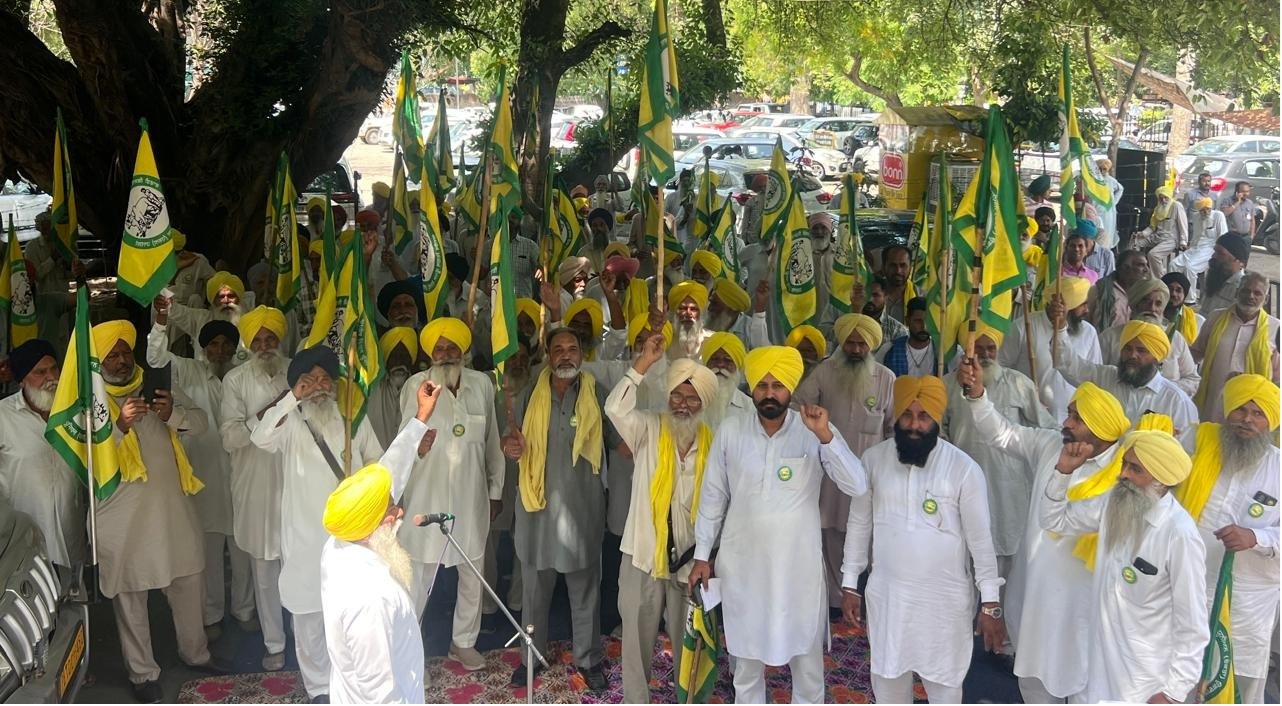 ਸਰਕਾਰੀ ਖਰੀਦ ਚਾਲੂ ਕਰਨ ਅਤੇ ਫਸਲ ਨੁਕਸਾਨ ਦੇ ਮੁਆਵਜ਼ੇ ਲਈ ਡੀ.ਸੀ. ਦਫਤਰ ਅੱਗੇ ਕਿਸਾਨਾਂ ਦਾ ਪ੍ਰਦਰਸ਼ਨ