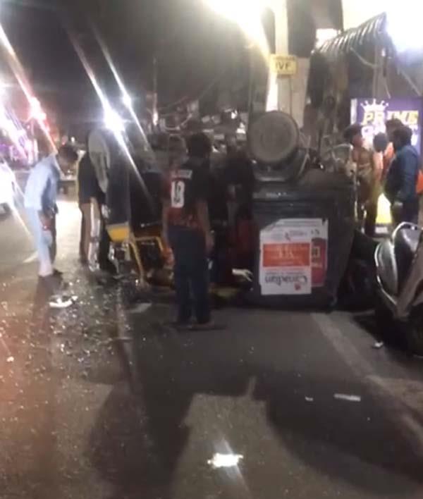 auto overturns at jalandhar railway station  driver seriously injured