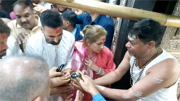 akshay kumar visits mahakaleshwar temple with mother in law dimple kapadia