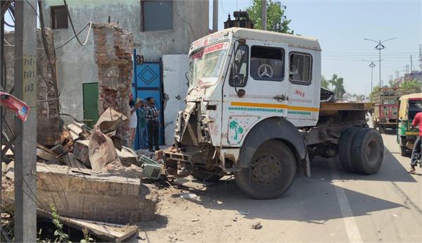 a truck lost control and crashed into shops near cheema chowk