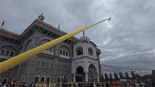 devotees gathered during nishan sahib service