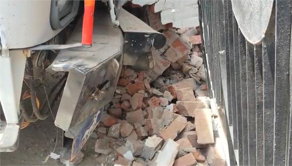 truck loses control and crashes into wall in jalandhar highway