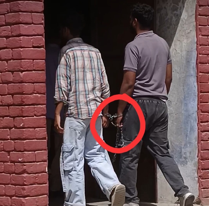 ਸਿਵਲ ਹਸਪਤਾਲ ਦੀ ਸੁਰੱਖਿਆ ਰੱਬ ਆਸਰੇ! ਬਿਨਾਂ ਪੁਲਸ ਮੁਲਾਜ਼ਮਾਂ ਦੇ ਹੱਥਕੜੀ ਪਾਈ ਸ਼ਰੇਆਮ ਘੁੰਮਦੇ ਦਿਖੇ ਨੌਜਵਾਨ