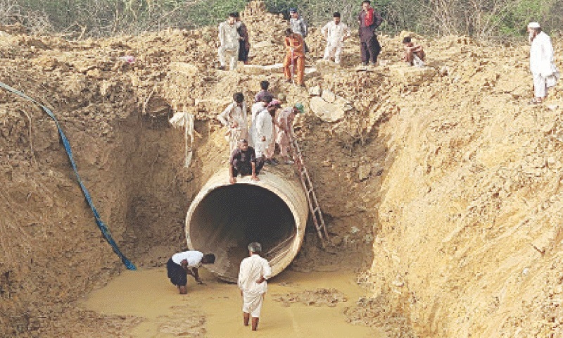 ਪਾਕਿਸਤਾਨ ''ਚ ਜਲ ਸੰਕਟ ! ਫਟੀ 72 ਇੰਚ ਦੀ ਪਾਈਪਲਾਈਨ , ਲੱਖਾਂ ਲੋਕ ਬੂੰਦ-ਬੂੰਦ ਨੂੰ ਤਰਸੇ