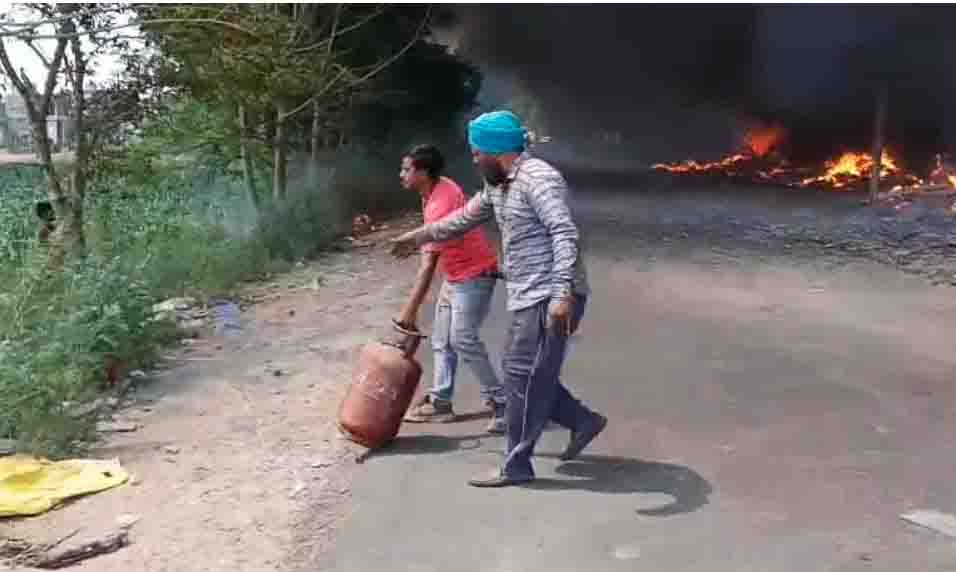 ਜਲੰਧਰ ਵਿਖੇ ਗੋਦਾਮ 'ਚ ਲੱਗੀ ਅੱਗ ਕਾਰਨ ਮਚੀ ਤਬਾਹੀ! ਕਰੀਬ 80 ਝੁੱਗੀਆਂ ਤੇ 2 ਫੈਕਟਰੀਆਂ ਸੜ ਕੇ ਸੁਆਹ