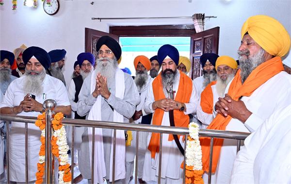 a group of 409 pilgrims left for pakistan from delhi