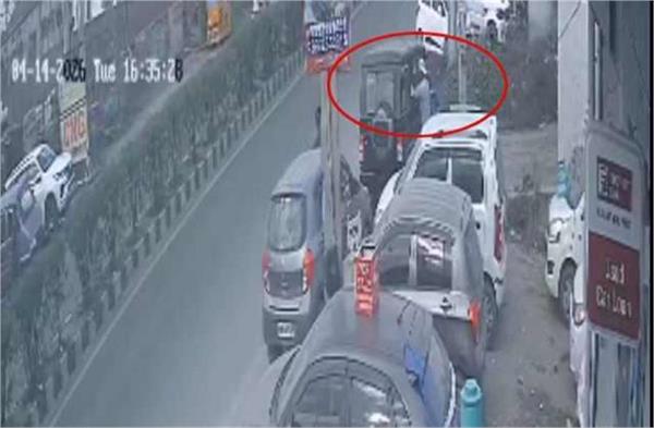 man broke a car window and stole a laptop and cash 