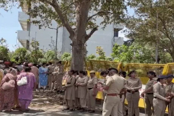 ਚੰਡੀਗੜ੍ਹ ''ਚ ਭਾਜਪਾ ਮਹਿਲਾ ਮੋਰਚਾ ਦਾ ਜ਼ੋਰਦਾਰ ਪ੍ਰਦਰਸ਼ਨ, ਪੁਲਸ ਨੇ ਹਿਰਾਸਤ ''ਚ ਲਿਆ