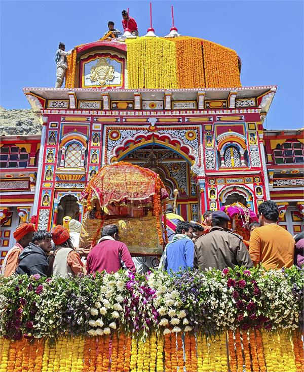 badrinath temple  flowers  door  uttarakhand