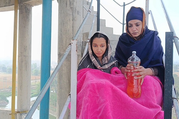 ਗੁਰਸਿੱਖ ਔਰਤ ਧੀ ਸਣੇ ਟੈਂਕੀ ''ਤੇ ਚੜ੍ਹੀ, ਹੱਥ ''ਚ ਪੈਟਰੋਲ ਦੀ ਬੋਤਲ, ਪ੍ਰਸ਼ਾਸਨ ਨੂੰ ਦਿੱਤੀ ਵੱਡੀ ਚਿਤਾਵਨੀ