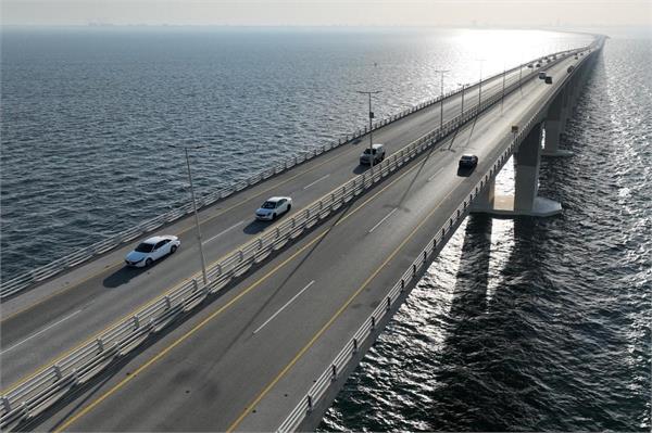 bridge reopened connecting saudi arabia to bahrain