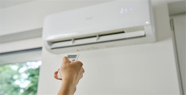 is there an ac  geyser or microwave at home 