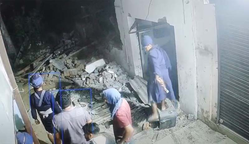 Punjab: ਨਿਹੰਗ ਬਾਣੇ 'ਚ ਆਏ ਵਿਅਕਤੀ ਰਾਤੋ-ਰਾਤ ਕਰ ਗਏ ਵੱਡਾ ਕਾਂਡ! ਮਿੱਟੀ 'ਚ ਮਿਲਾ 'ਤੀ ਬਿਲਡਿੰਗ