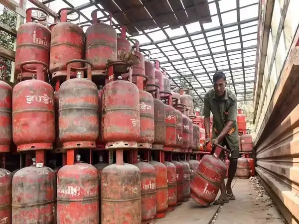 ਗਲੋਬਲ ਊਰਜਾ ਸੰਕਟ ਦੇ ਬਾਵਜੂਦ ਭਾਰਤ ''ਚ LPG ਸਪਲਾਈ ਬਰਕਰਾਰ, 18 ਕਰੋੜ ਤੋਂ ਵੱਧ ਸਿਲੰਡਰ ਵੰਡੇ